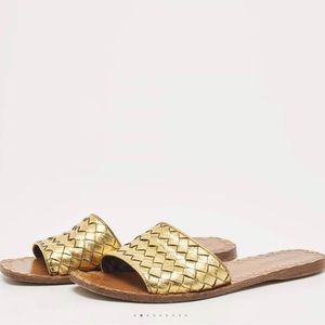 BOTTEGA VENETA
Leather Pleated Accents Slides
Size: 9 | IT 39